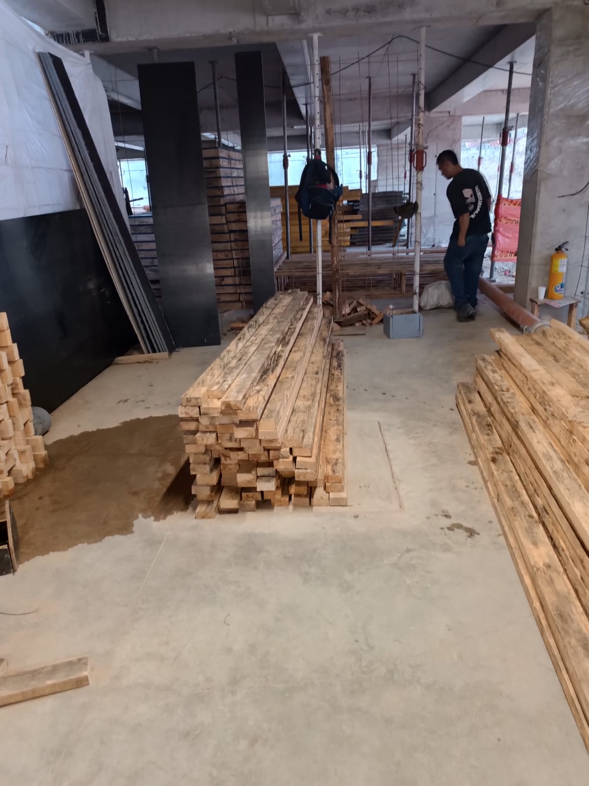 Acopio de madera estructural en taller de Carpintería MS