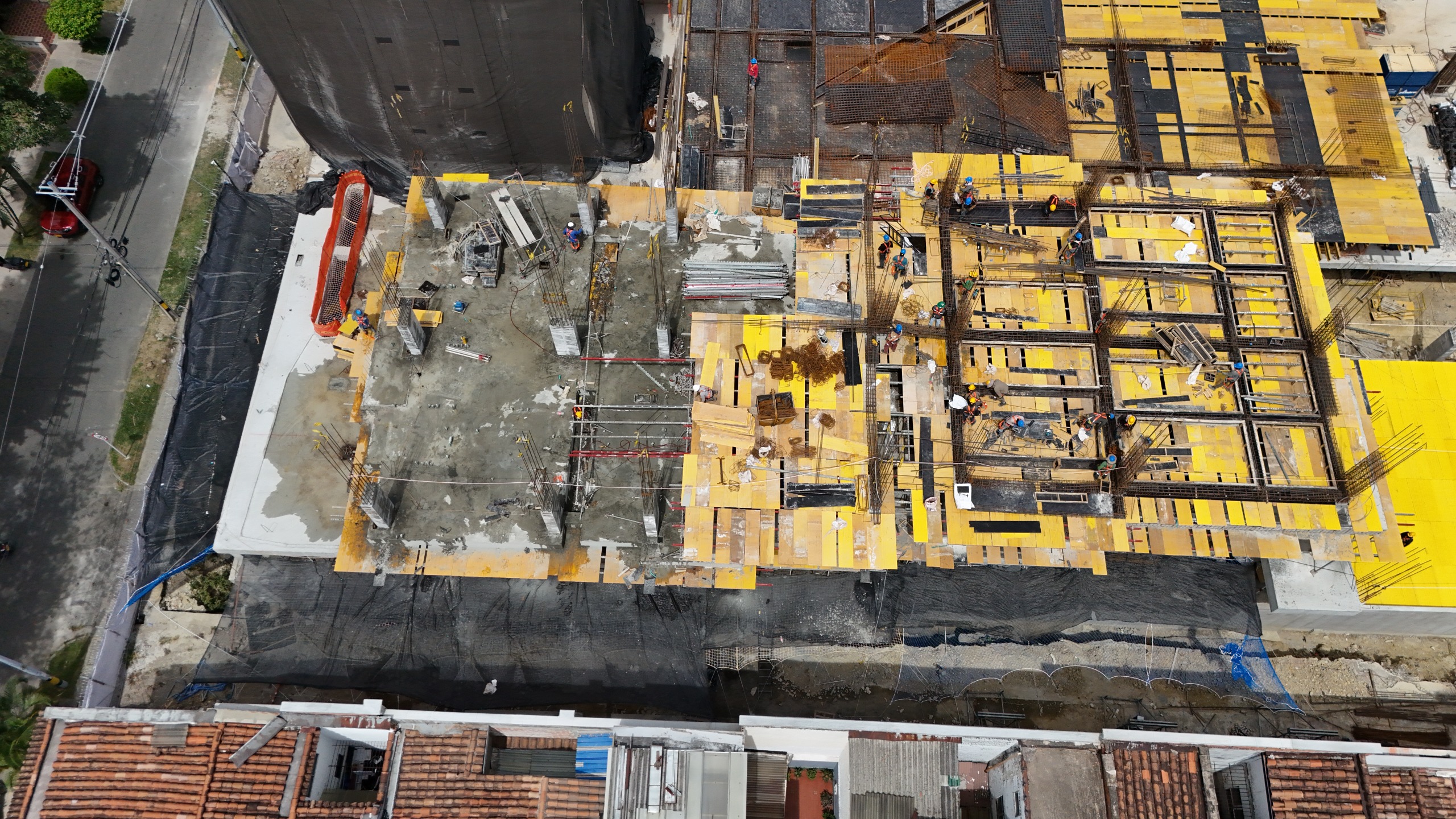Vista cenital de cuadrícula estructural de encofrado y losa