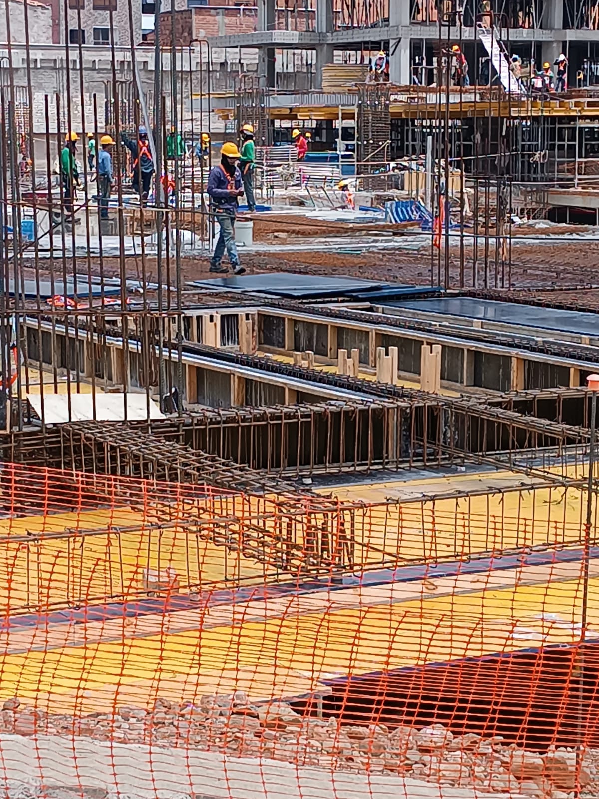 Retícula estructural de vigas y formaletería con protección perimetral